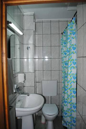 Фото номера Двухместный номер с 2 отдельными кроватями Отель Hotel West г. Шкея 20