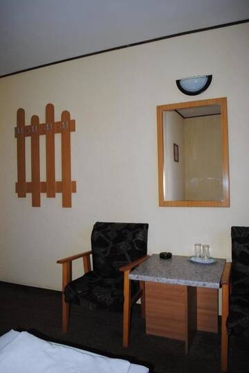 Фото номера Двухместный номер с 2 отдельными кроватями Отель Hotel West г. Шкея 18