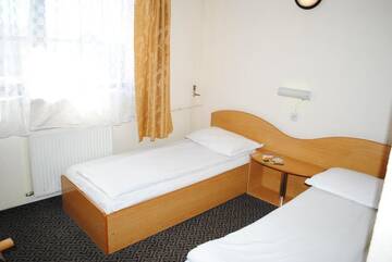 Фото номера Двухместный номер с 2 отдельными кроватями Отель Hotel West г. Шкея 30