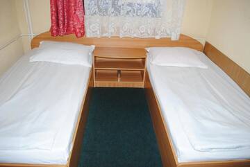 Фото номера Двухместный номер с 2 отдельными кроватями Отель Hotel West г. Шкея 28