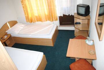 Фото номера Двухместный номер с 2 отдельными кроватями Отель Hotel West г. Шкея 9
