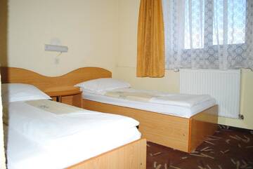 Фото номера Двухместный номер с 2 отдельными кроватями Отель Hotel West г. Шкея 7