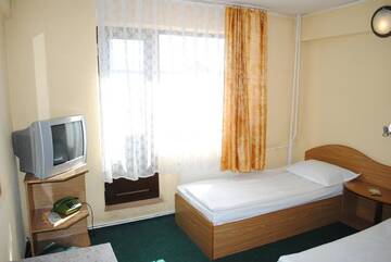 Фото номера Двухместный номер с 2 отдельными кроватями Отель Hotel West г. Шкея 4