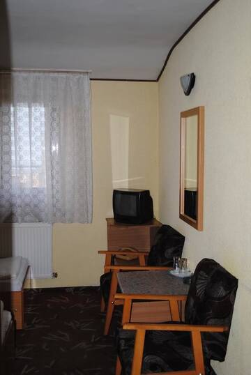 Фото номера Двухместный номер с 2 отдельными кроватями Отель Hotel West г. Шкея 13