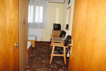 Фото номера Двухместный номер с 2 отдельными кроватями Отель Hotel West г. Шкея 32