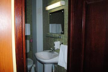 Фото номера Двухместный номер с 2 отдельными кроватями Отель Hotel West г. Шкея 36